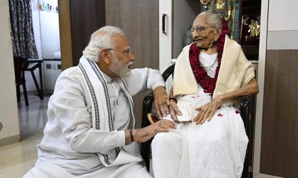 Heeraben Modi Passed Away: नहीं रहीं पीएम मोदी की मां हीराबेन, भावुक प्रधानमंत्री ने ट्विटर पर दी भावपूर्ण श्रद्धांजलि