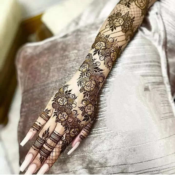 Bridal Mehndi Designs 2023: परिवार में होने वाली है शादी तो देखिए मेहंदी की ये खूबसूरत डिजाइन, हाथों में लग जाएंगे चार चांद