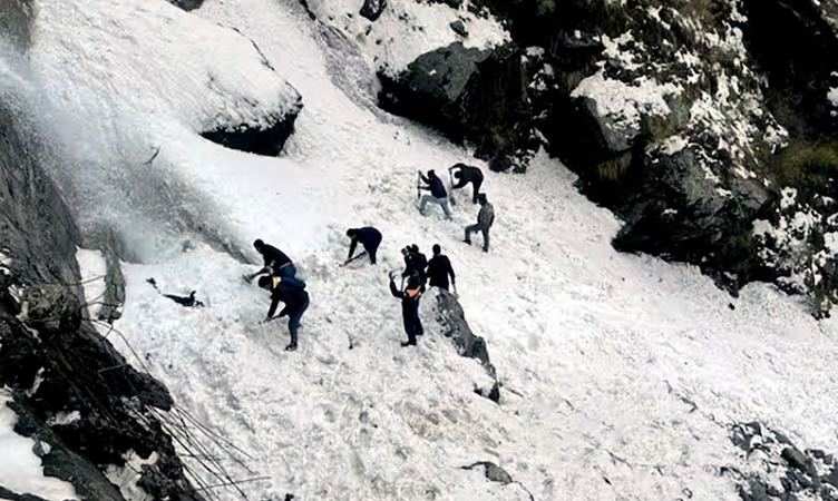 Sikkim Avalanche: नाथुला में हिमस्खलन होने से 6 लोगों की दर्दनाक मौत, 50 से ज्यादा लोग फंसे
