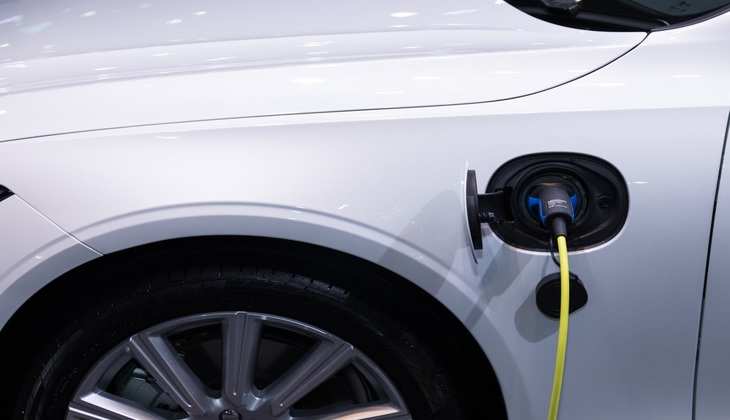 अगर आपने भी अपनी electric car को घर पर किया चार्ज तो जाना पड़ सकता है जेल, अभी जानें इस नियम के बारे में