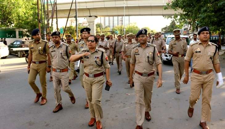 Noida: आगामी शोभायात्रा को लेकर सीपी लक्ष्मी सिंह ने पैदल गश्त कर लिया सुरक्षा व्यवस्था का जायजा, दिए निर्देश