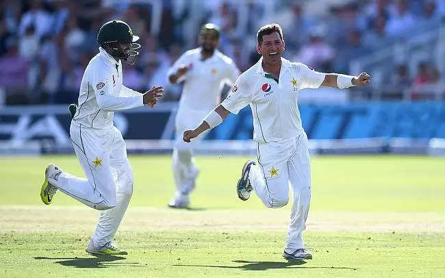 Cricket Viral Video: पाकिस्तानी गेंदबाज ने हवा में गिल्लियां उड़ाकर मचाया जोरदार तहलका, दिलाई 'बॉल ऑफ द सेंचुरी' की याद, देखिए गजब का ये वीडियो