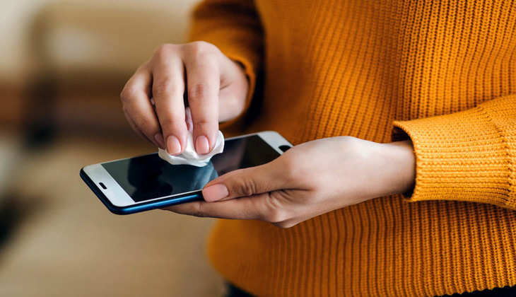 Smartphone Speaker Cleanup: कॉल करने पर सुनाई नहीं दे रहा तो तुरंत साफ़ करें स्पीकर, जानें जुगाड़ से फोन की सफाई का तरीका