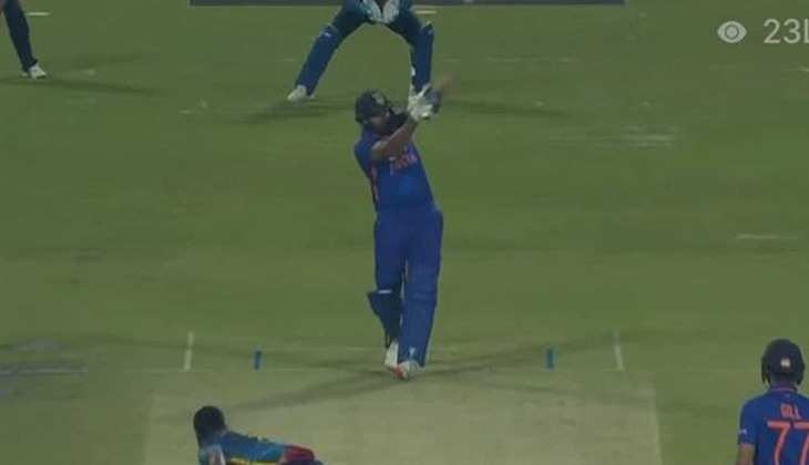 IND vs SL: हिटमैन का तहलका! शॉर्ट और लंबी गेंद पर ठोका जबरदस्त छक्का, गेंदबाज रह गया हक्का-बक्का, देखें वीडियो