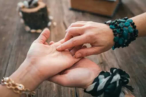 Palmistry: अगर आपके हाथों पर भी बनता है ये निशान, तो बप्पा की मिलेगी आपको भरपूर कृपा