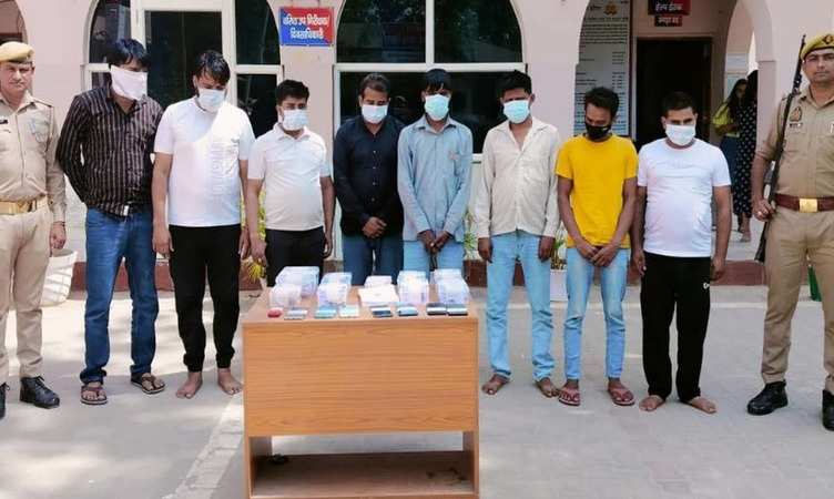 Greater Noida: खुले में खेल रहे थे जुआ, पुलिस ने आठ लोगों को किया गिरफ्तार