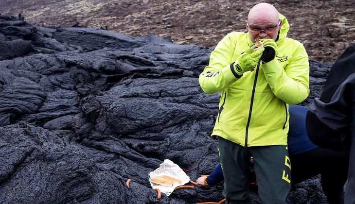 Iceland volcano: ज्वालामुखी पर हॉट डॉग पका कर खा रहे वैज्ञानिक, वीडियो हुआ वायरल