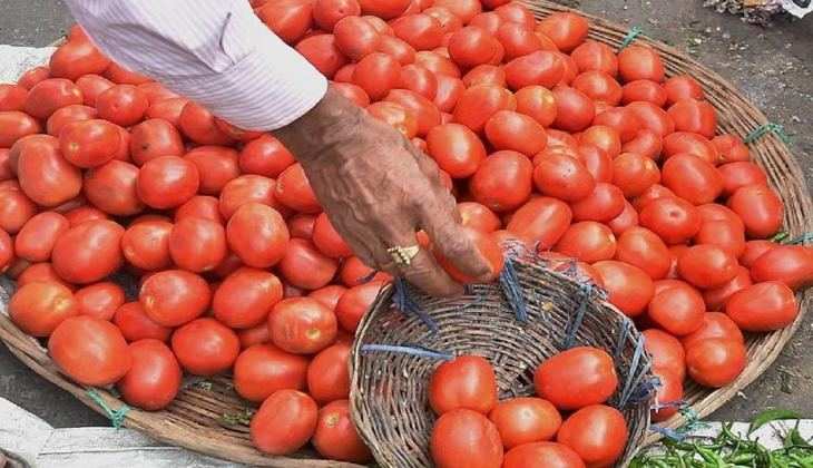 गाजियाबाद में महंगे टमाटर बनी सब्जी विक्रेता से मारपीट की वजह, वायरल हुआ मारपीट का वीडियो