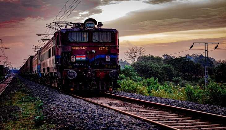 Sarkari Naukri 2021: रेलवे में 10वीं और 12वीं पास के लिए निकली वैकेंसी, तुरंत करें आवेदन