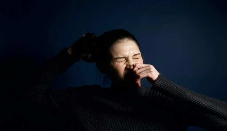 Bad Habits: क्या आप भी नाक में बार-बार डालती हैं उंगली ? बीमार कर सकती ये आदत, जानें इसके खतरानक नुकसान