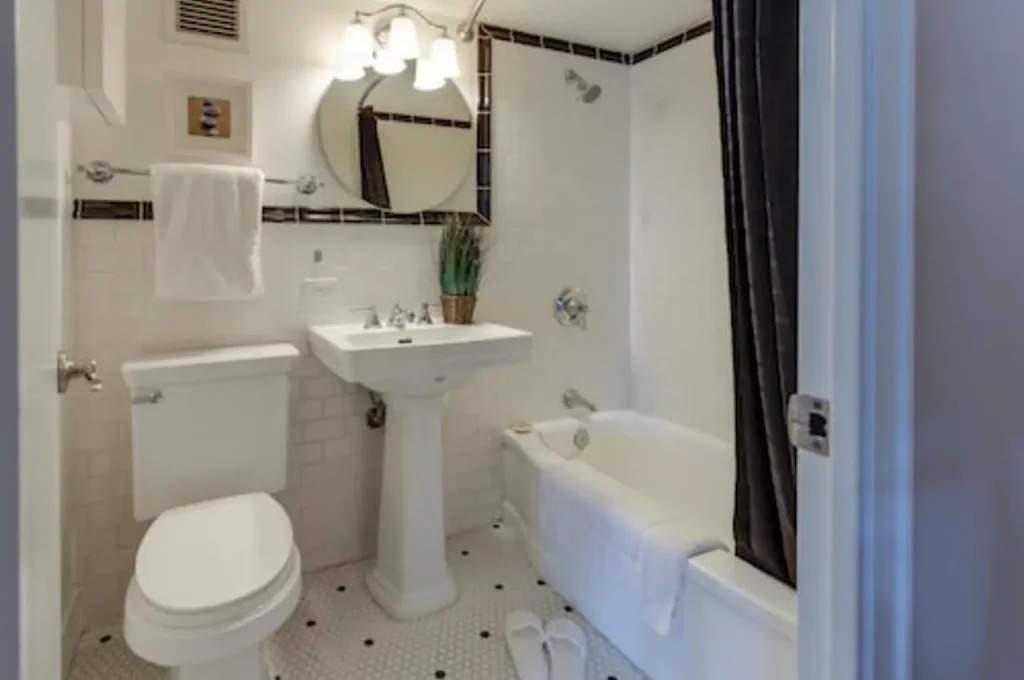 Toilet vastu tips: आपके घर का बाथरूम रोक सकता है आपकी तरक्की, वास्तु के अनुसार करें बदलाव