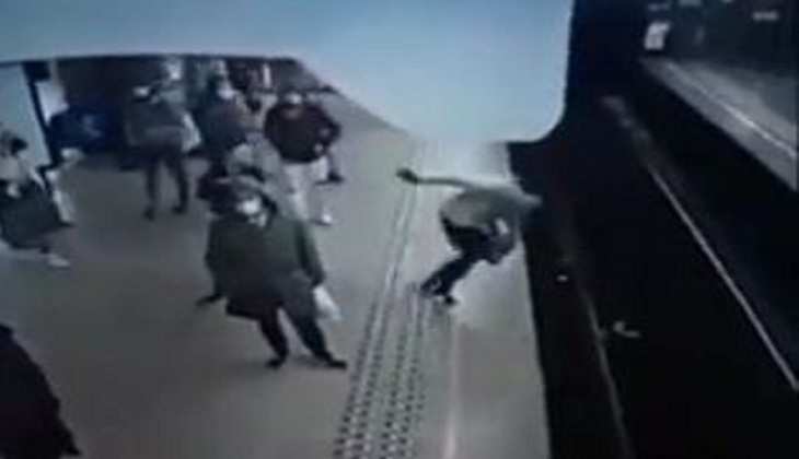 Viral Video: शख्स ने महिला को ट्रेन के आगे जानबूझकर दे दिया धक्का, देखें डरा देेने वाला वीडियो