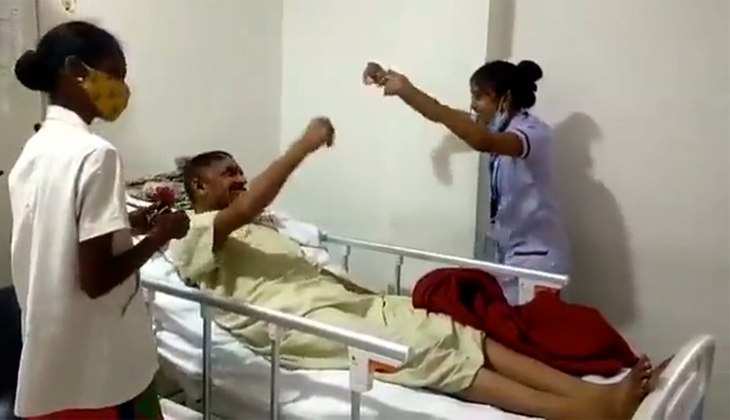 नर्स ने डांस करते हुए किया लकवाग्रस्त मरीज का इलाज, देखिए ये Viral video