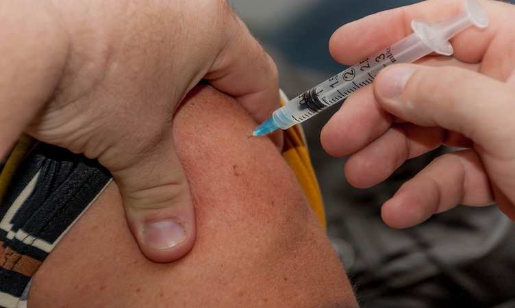 पैसों के लिए शख्स ने 24 घंटे के अंदर लगवा ली 10 बार वैक्सीन, जानिए अब क्या होगा?