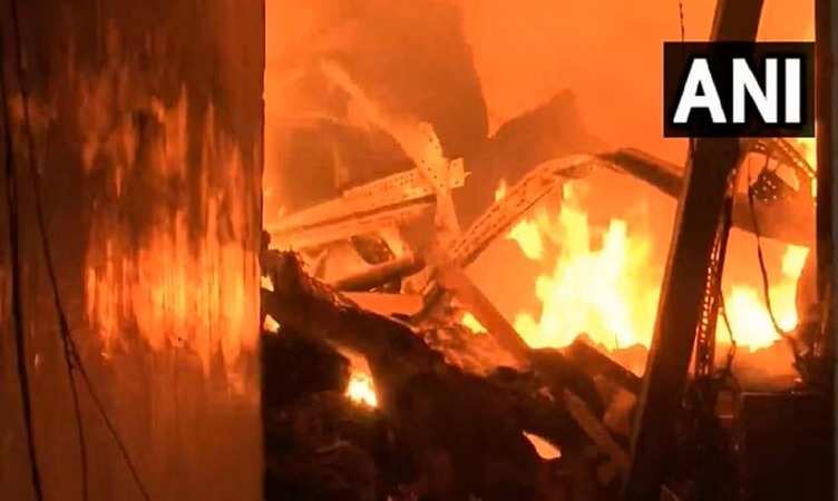 Gujrat Fire News: प्लास्टिक फैक्ट्री में लगी भीषण आग, दमकल की 8 गाडियां ने पाया आग पर काबू