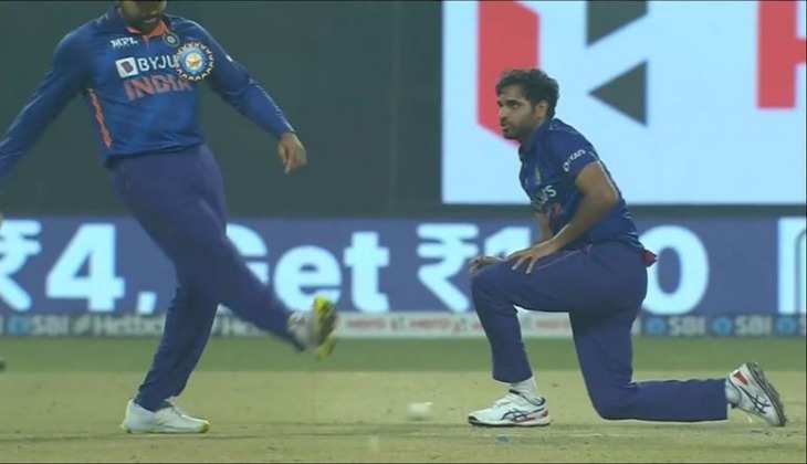 IND VS WI दूसरा टी-20 : मैच का अहम स्टेज लेकिन भुवनेश्वर ने अपनी ही गेंद पर कैच छोड़ा, नाराज़ कप्तान रोहित ने गेंद को मारी 'Kick'