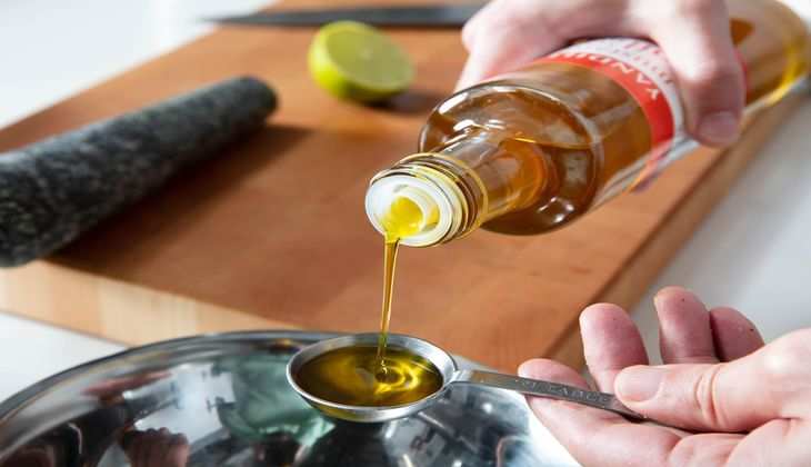 Mustard Oil Price Update:  सरसों तेल ग्राहकों को फायदा, एक लीटर की खरीदारी पर मिल रहा इतने रुपये का लाभ, जानिए UP में क्या है दाम