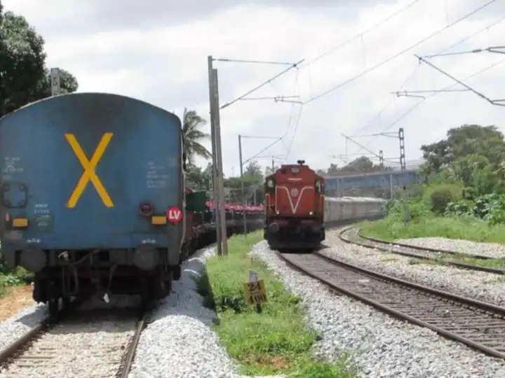 Indian Railways: इस निशान के लिखे होने पर निर्भर करती है ट्रेन की सुरक्षा, जानें हैरान करने वाले रोचक तथ्य