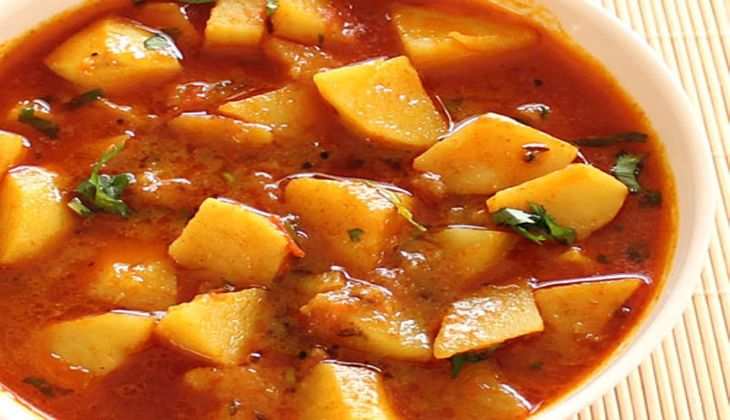 Navratri Vrat Recipe: व्रत में साबूदाना खाकर हो गएं हैं बोर तो ट्राई करें घी वाले टमाटर-आलू की चटपटी सब्जी