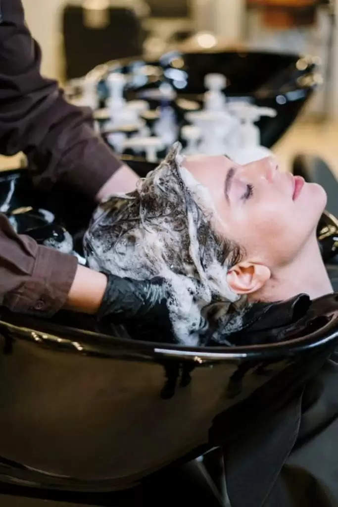 Hair Care Tips: बालों को कब और कितनी बार धोना चाहिए? इन टिप्स से बेजान बालों में आ जाएगी जान
