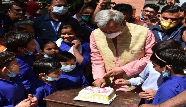 सीएम तीरथ सिंह रावत ने अनाथालय पहुंचकर मनाया अपना 57वा जन्मदिन, देखें तस्वीरें