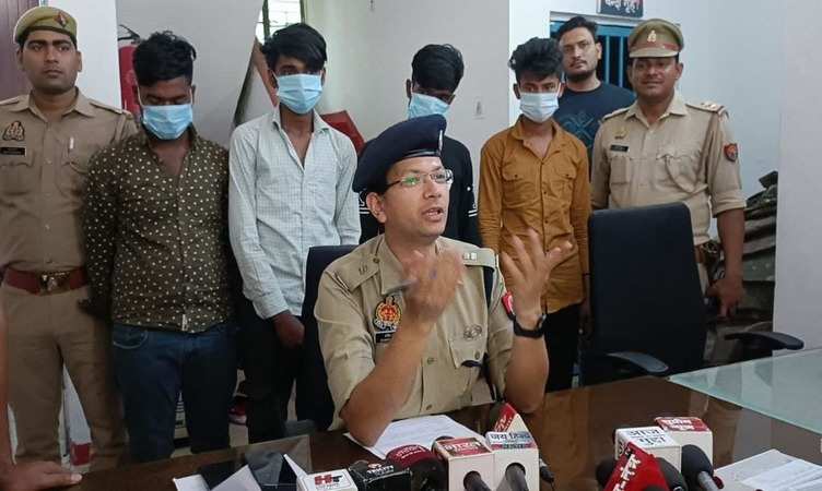 Noida: दिल्ली NCR में राहगीरों को बेवकूफ बनाने वाले गिरोह के चार सदस्य गिरफ्तार, जानें ठगी करने का क्या है तरीका