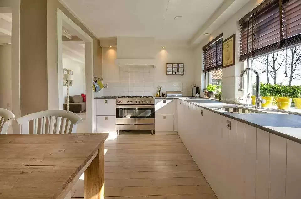 Kitchen Decor: कम पैसों में अपने किचन को दें स्टाइलिश लुक, सेलेब्रिटी के रसोईघर से नहीं लगेगा कम