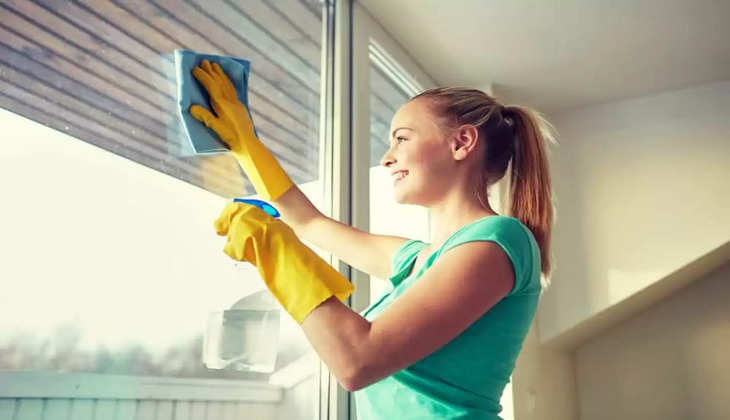 Cleaning Tips:  खिड़कियों के धूल भरे गंदे कांच को साफ करने के टिप्स, नए की तरह हो जाएंगे चमाचम