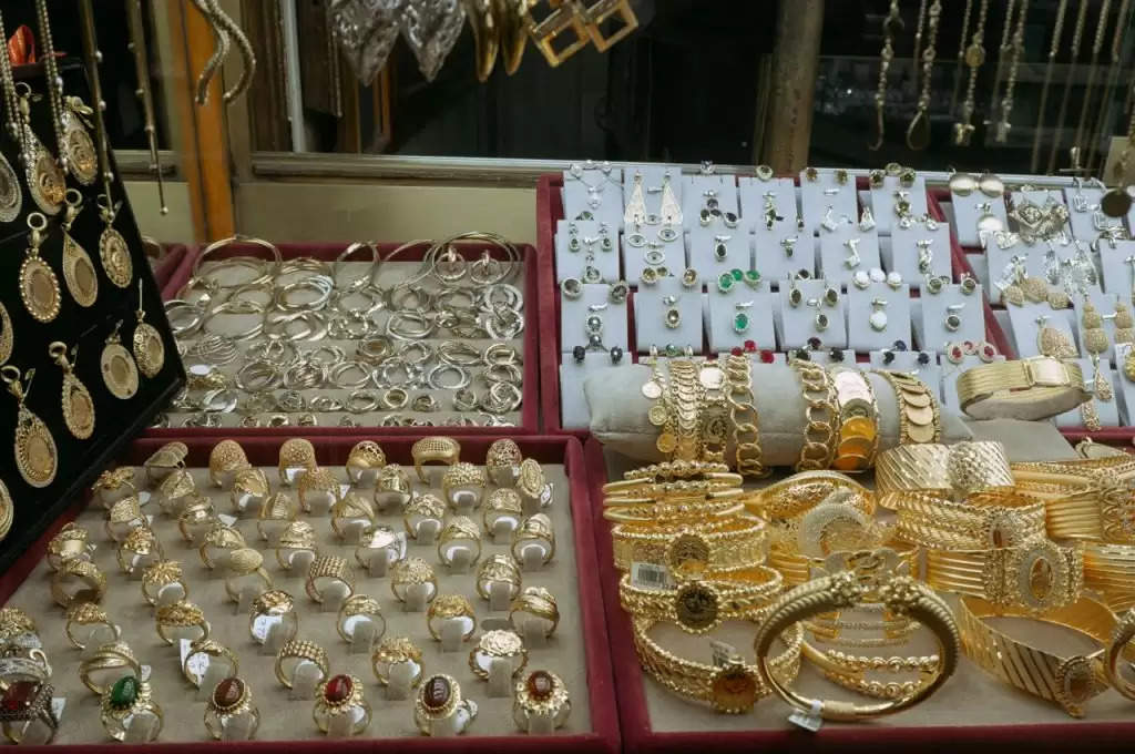 Gold-Silver Price: सोने-चांदी के खरीदारों को झटका, आज इतना महंगा हो गया गोल्ड-सिल्वर