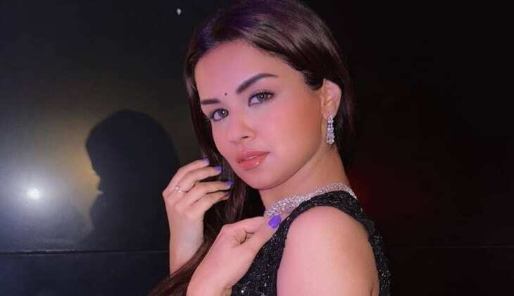 Avneet Kaur ने ब्लैक कलर की साड़ी पहन बॉलीवुड हसीनाओं को दी मात, तस्वीरें देख खूबसूरती पर हो जाएंगे लट्टू