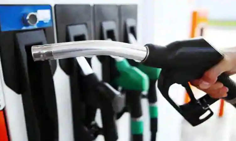 Petrol Diesel Price Update: नवरात्रि में कई शहरों में सस्ता हुआ पेट्रोल-डीजल,घर बैठे ऐसे चेक करें भाव