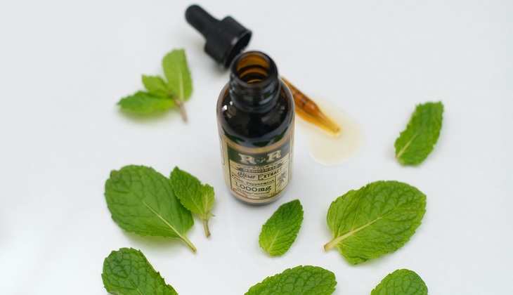 Peppermint Oil Benefits: पुदीने की चाय ही नहीं इसका तेल भी देता है चमत्कारी फायदे, जानें यहां...