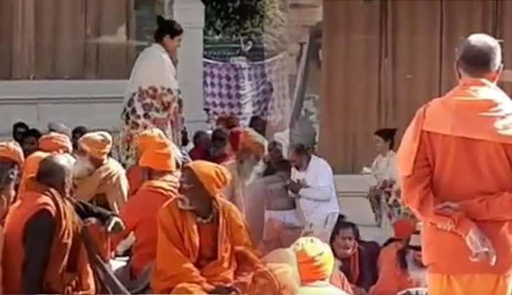 Virat Kohli और Anushka Sharma ने ऋषिकेश में लगाया भक्तों के लिए लंगर, देखें दिल छू लेने वाला ये वीडियो