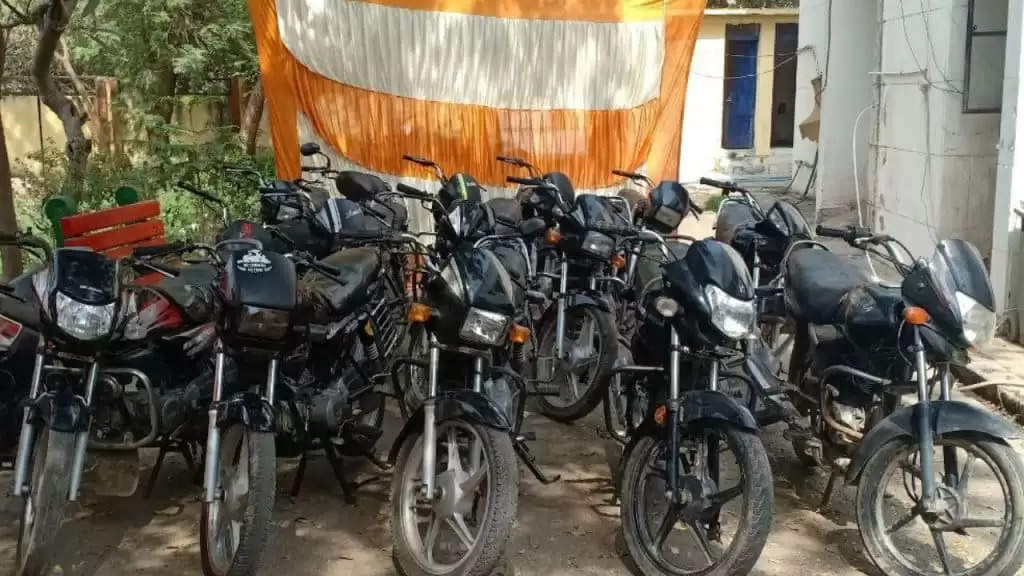 Greater Noida: बाइक चोरी करने वाले गैंग के दो सदस्य गिरफ्तार, 16 मोटरसाइकिलें बरामद