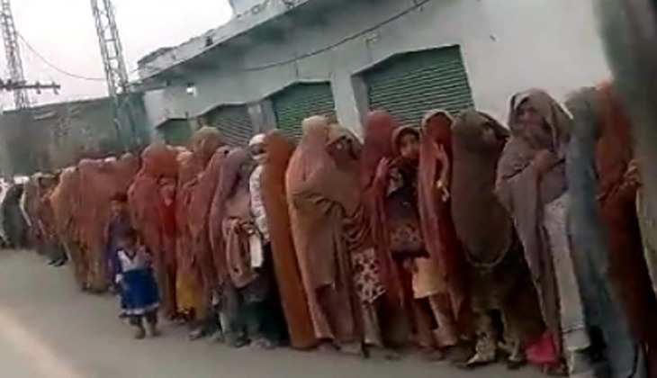 Pakistan Flour Crisis: कंगाल पाकिस्तान में गरीब जनता ने 1 किलो आटे के लिए लगाई लंबी लाइन, देखें वीडियो