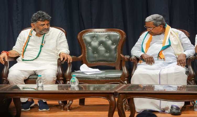 Karnataka Government: सिद्धरमैया और डीके शिवकुमार आज पहुंचेंगे दिल्ली, जल्द हो सकता है CM के नाम का ऐलान