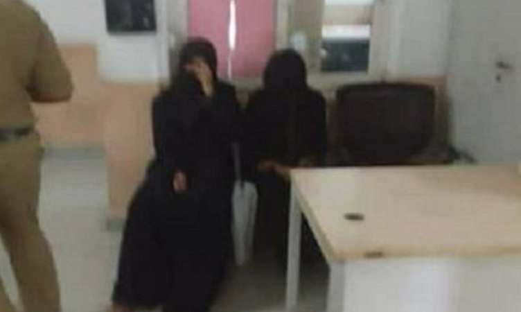 हैदराबाद: दो मुस्लिम महिलाओं ने दुर्गा पंडाल में तोड़फोड़ कर लगाई आग, हमलावरों से पूछताछ में जुटी पुलिस