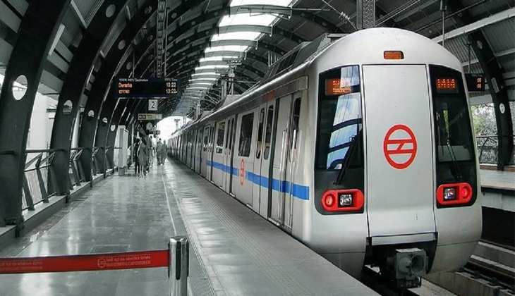 युवक ने पूछा 'गर्लफ्रेंड से मिलना हैं, क्या मेट्रो चालू हैं?', तो दिल्ली मेट्रो का फ़िल्मी जवाब हुआ वायरल