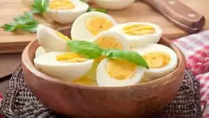 Egg Benefits: मानसून में अंडे खाने के जबरदस्त फायदे, तनाव कम करने के साथ बालों का झड़ना भी होगा बंद, जानें कुक करने का सही तरीका 