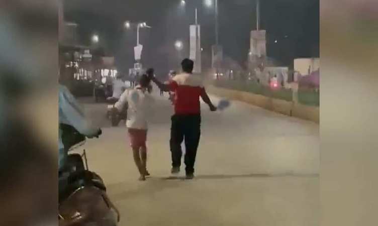 Chhattisgarh: शादी के प्रस्ताव को ठुकराया तो नाबालिग को पीटा, बाल पकड़कर सड़क पर घुमाया; देखिये वीडियो