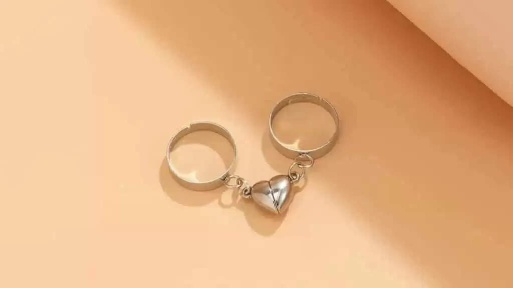 Couple Ring Design: फैशन में हैं ये कपल रिंग डिजाइंस, देखकर ही फिदा हो जाएंगी आपकी होने वाली वाइफ