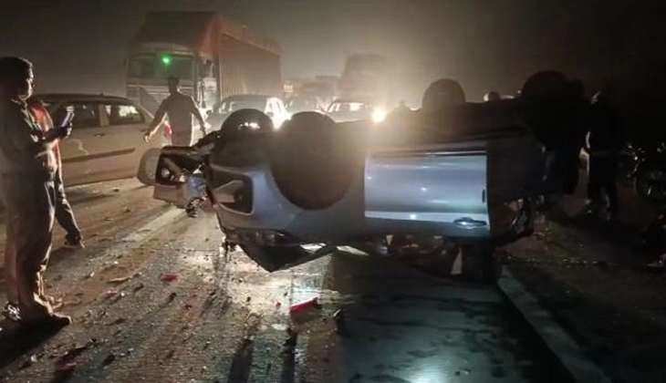 Greater Noida Breaking: यमुना एक्सप्रेस-वे पर दो कारों में हुई जबरदस्त टक्कर, आठ लोग घायल