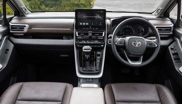 Toyota Hycross: Toyota की इस दमदार गाड़ी के फीचर्स और इंजन देखते ही आप हो जाएंगे फैन, जानें क्या है कीमत