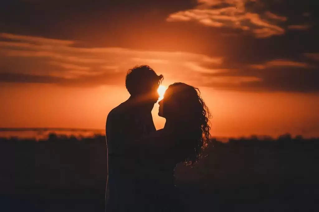 Romantic Shayari for Love: हुआ है पहला पहला प्यार तो जानेमन से ऐसे करें अपने दिल का इजहार