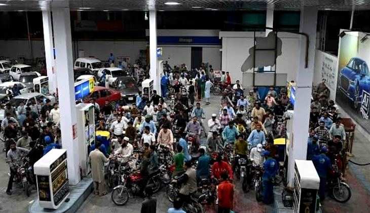 Pakistan Economic Crisis: पाकिस्तान की जनता पर सरकार का कहर! 272 रुपये प्रति लीटर मिल रहा पेट्रोल, जानें वजह