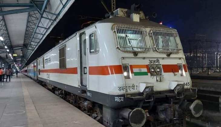 Indian Railways: अब चलती ट्रेन में बनवा सकेंगे टिकट, इस रूट के यात्रियों को मिलेगा सुविधा का लाभ