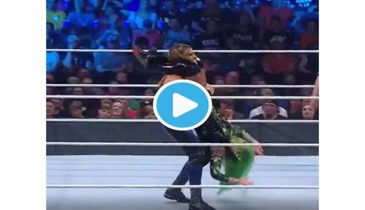 WWE: शॉट्जी ने रोप के उपर से मारी रॉड्रिगेज पर छलांग, देखेते ही देखते हो गया बड़ा खेल, फैंस ने वायरल कर दिया Video