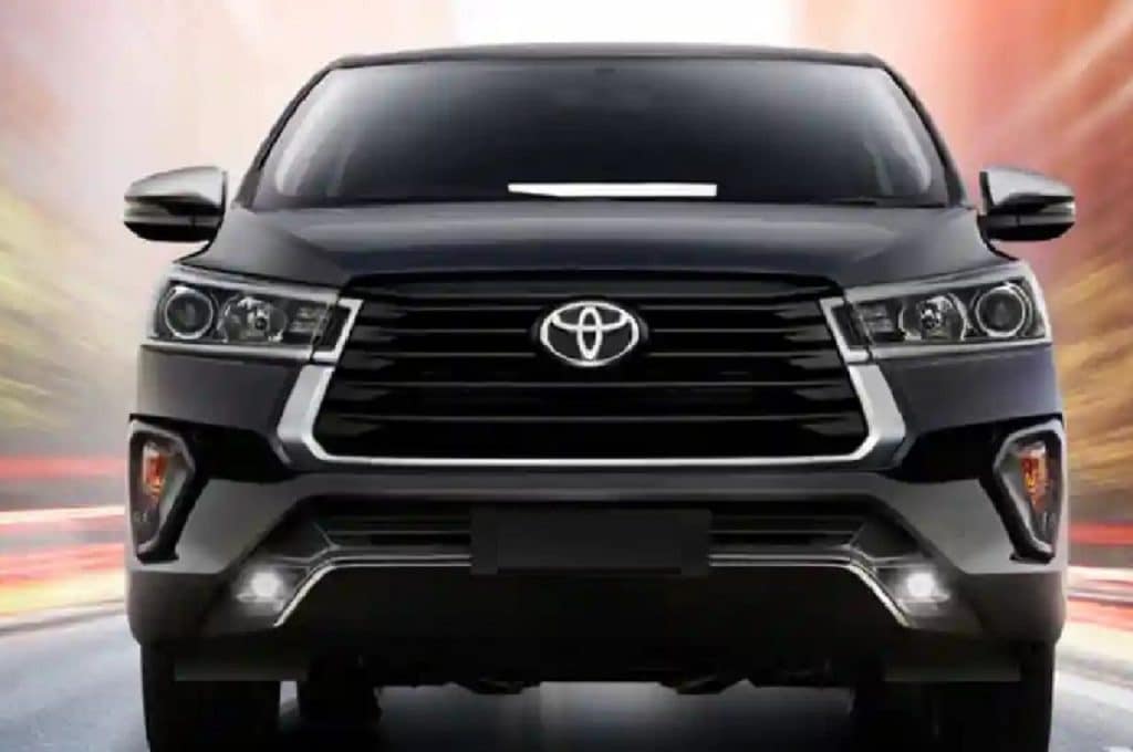 Toyota Innova Hycross: पैनॉर्मिक सनरुफ और ADAS के साथ लॉन्च हुई टोयोटा की धाकड़ कार, फीचर्स देख तुरंत कर लेंगे बुक