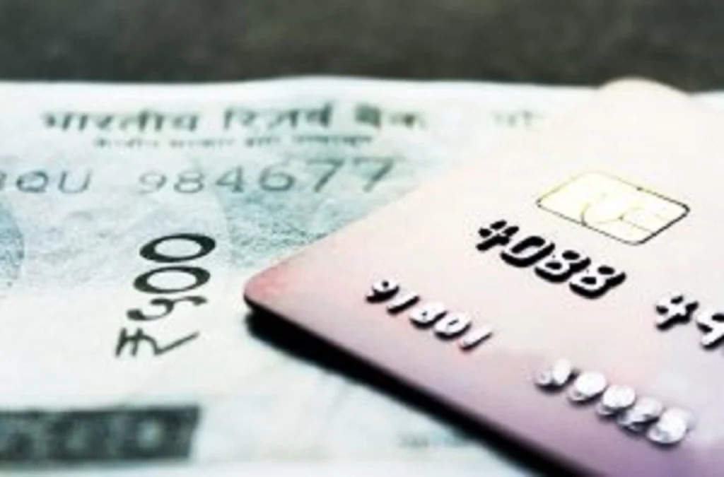 Credit Card: HDFC बैंक ने किए बड़े बदलाव, जानें खाताधारकों पर क्या पड़ेगा असर