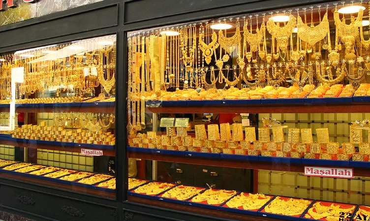 Gold Price Update: बल्ले-बल्ले! आज बाजार में घट गया सोना का भाव, इस रेट में महिलाएं अपने पति संग कर लें शॉपिंग